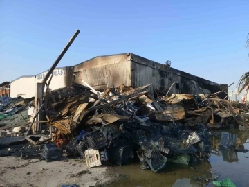 Mersin’deki plastik fabrikasında çıkan yangında hasarın boyutu gün ağarınca ortaya çıktı
