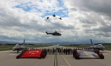 Merzifon 5’inci Ana Jet Üs Komutanlığında pilotlar 19 Mayıs’ı gençlerle kutladı
