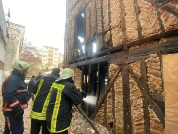 Metruk binada çıkan yangın söndürüldü
