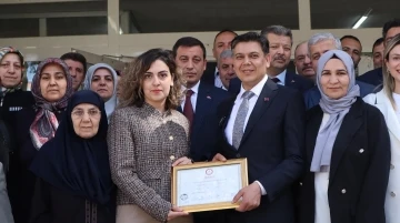 MHP lideri Bahçeli’nin tebrik ettiği Söğüt Belediye Başkanı Durgut mazbatasını aldı
