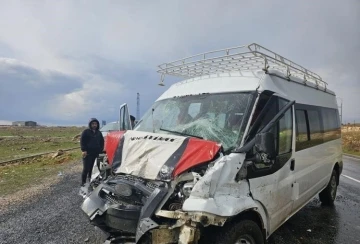 Midyat’ta tanker ile minibüs çarpıştı: 9 yaralı
