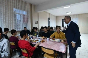 Milli Eğitim Müdürü Akbaş öğrencilerle oruç açtı
