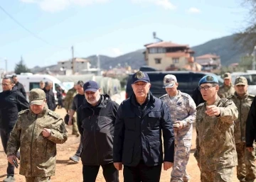 Milli Savunma Bakanı Akar’dan Antakya’daki çadır kentte inceleme