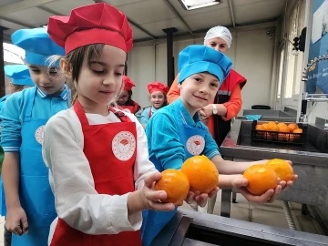 Minik öğrenciler gıda israfını önlemek için evde bulunan meyvelerden reçel yaptı
