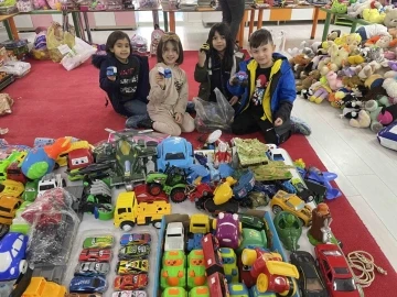 Minikler oyuncaklarını depremzede çocuklarla paylaştı
