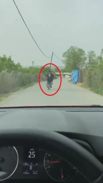 Motosikletiyle ön kaldırdı, kayarak yere düştü