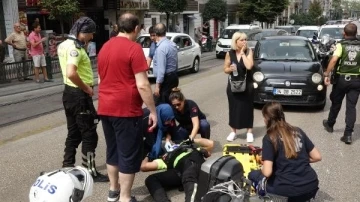 Motosikletiyle otomobile çarpan trafik polisi, yaralandı