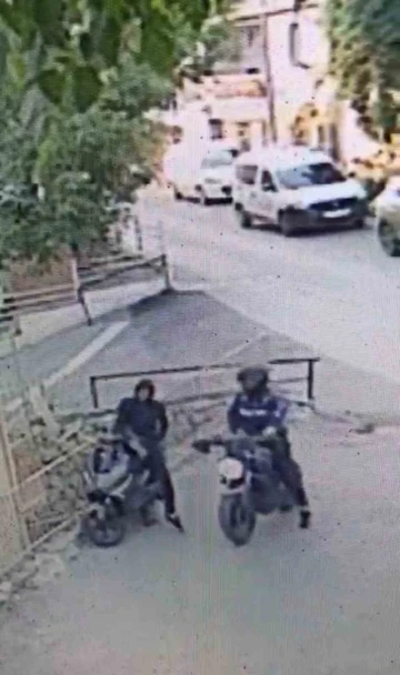 Bursa'da motosikletle gelip motosiklet çaldılar