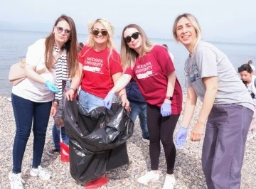 Mudanya Belediye Başkanı Dalgıç ve üniversite öğrencileri sahilleri temizledi 