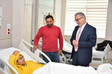 Müdür Akyol, depremzede öğrenci ile hastanede bir araya geldi
