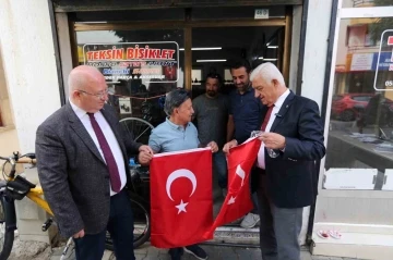 Muğla Büyükşehir 20 Bin Türk bayrağı dağıttı
