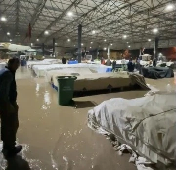 Şiddetli yağış semt pazarını sular altında bıraktı