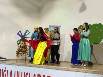 Muğla’da üniversite öğrencileri çocuklara tiyatro oyunu sergiledi
