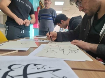 Muğla’da yurtlarda öğrenciler kaligrafi ve hat sanatı öğreniyor
