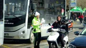 Muğla trafik ekiplerinden kadın sürücülere jest
