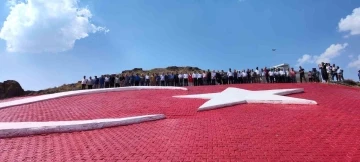 Muhsin Yazıcıoğlu anısına 1800 rakımlı tepeye 700 metrekarelik Türk bayrağı yapıldı
