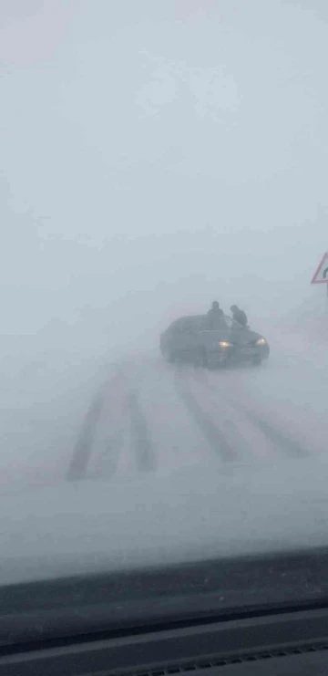 Muradiye’de kar ve tipiden kapanan yollar ulaşıma açıldı
