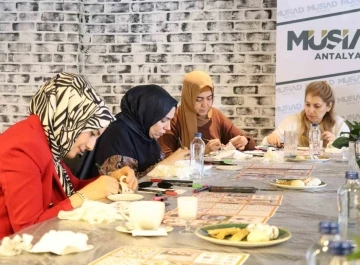 MÜSİAD Kadın Antalya Şubesi, kadınları seramik boyama sanatıyla buluşturdu
