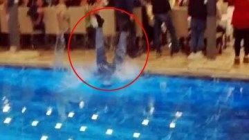 Mustafa Keser, konseri esnasında havuza düştü