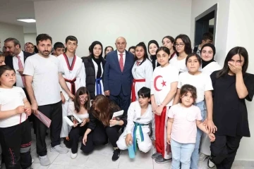 Naim Süleymanoğlu Kapalı Spor Salonu hizmete açıldı

