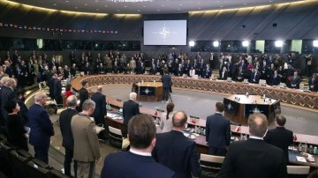 NATO Savunma Bakanları Toplantısı, Türkiye için saygı duruşuyla açıldı