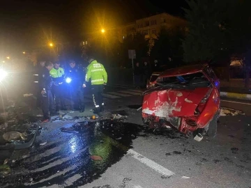 Nevşehir’de otomobilin aydınlatma direğine çarpıp devrildiği anlar kamerada

