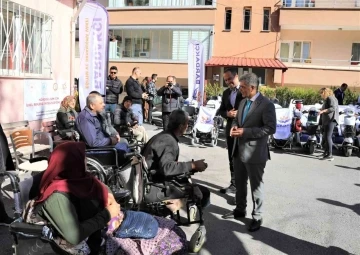 Niğde’de hayırseverler tarafından 20 engelliye akülü araba hediye edildi
