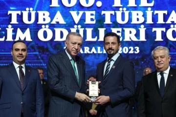 Niğde Ömer Halisdemir Üniversitesi akademisyeni ödülünü Cumhurbaşkanı Erdoğan’dan aldı

