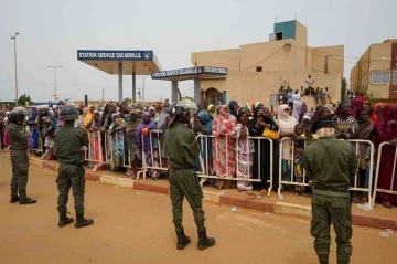 Nijer’de Fransız birliklerinin çekilmesi için protesto
