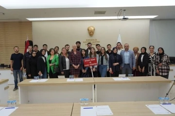 Öğrenciler belediye meclisine davet edildi
