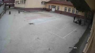 Okul bahçesinde kalbi duran öğrenciyi öğretmeni kurtardı: O anlar kamerada
