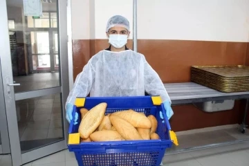 Okulda deprem bölgesi için günlük 10 bin ekmek üretiyorlar
