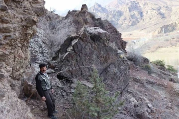 Omanağzı köyünde depremde kopan kaya korkutuyor
