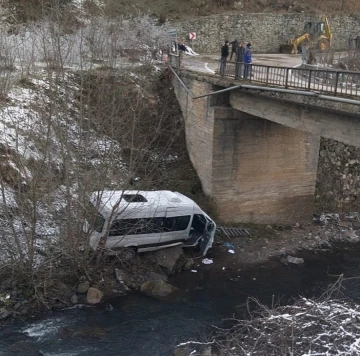 Ordu’da öğrenci servisi köprüden uçtu: 4 öğrenci yaralı
