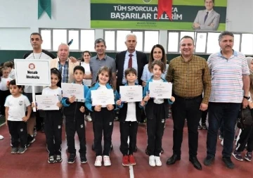 Osmangazi Belediyesi'nce düzenlenen tenis kursunu tamamlayan öğrenciler sertifikalarını aldı