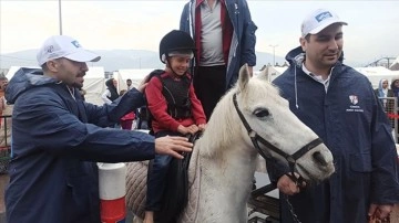 Osmaniye'deki çadır kentte çocuklara ponylerle "atlı terapi"