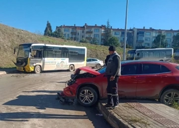 Bursa'da otobüs ile otomobil kafa kafaya çarpıştı