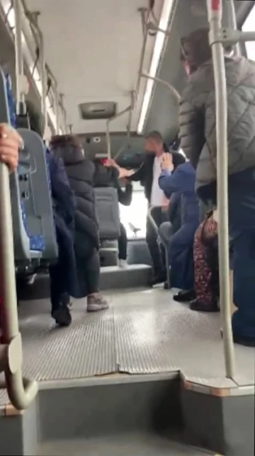 Otobüs şoförü herkesle kavga edince yolcular ayaklandı
