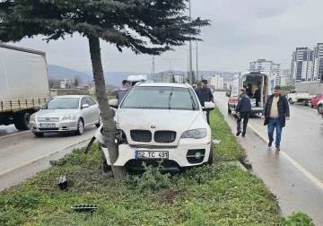 Otomobil ağaca çarptı: 1 yaralı
