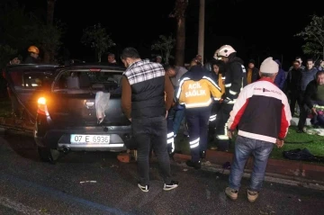 Antalya'da Aydınlatma Direğine Çarpan Otomobilden 5 Yaralı