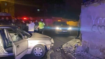 Otomobil duvara çarptı: 3 yaralı
