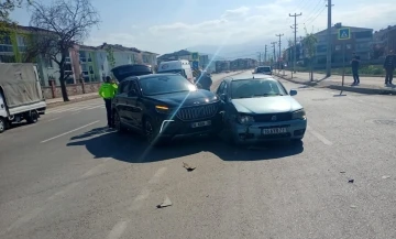 Bursa'da otomobil ile cip çarpıştı: 3’ü çocuk 5 kişi yaralandı