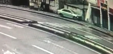 Otomobil işyeri duvarına çarptı, kaza anı güvenlik kamerasına yansıdı

