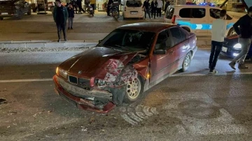 Otomobil kırmızı ışıkta bekleyen minibüse çarptı: 1 yaralı
