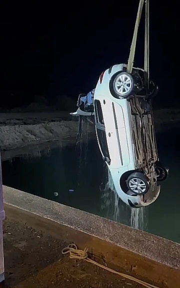 Otomobil köprüden suya uçtu: 2 ölü
