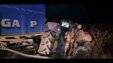 Otomobil saman yüklü traktöre çarptı: 5 yaralı
