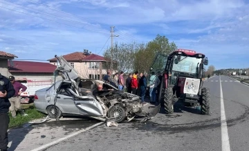 Otomobil traktöre çarptı. 1 ölü, 1 yaralı
