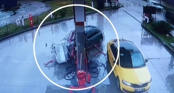 Otomobilin akaryakıt istasyonundaki pompaya çarptığı kaza kamerada
