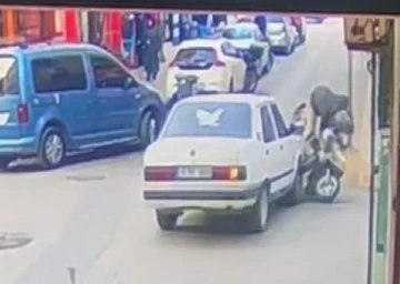 Otomobilin çarptığı motosiklet mağazaya daldı