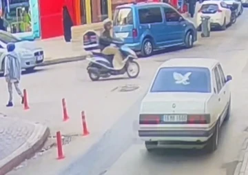 İnegöl'de otomobilin çarptığı motosikletli mağazaya daldı